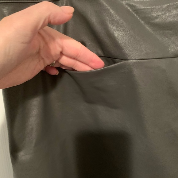 Pleather skirt , grey - 2 slit pockets in front . Zipper back - Picture 2 of 5